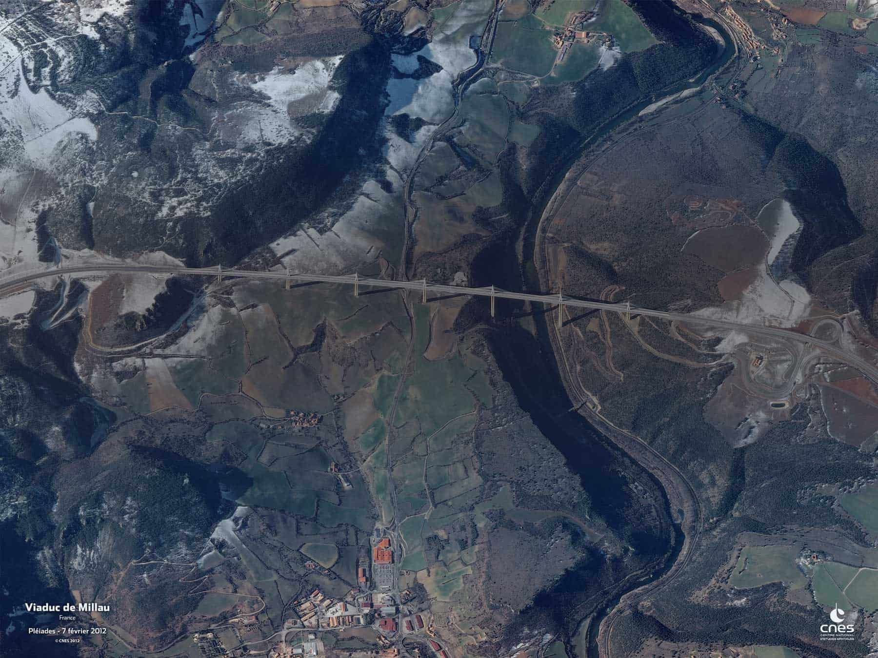 Vue de Viaduc de Millau depuis l’espace 
